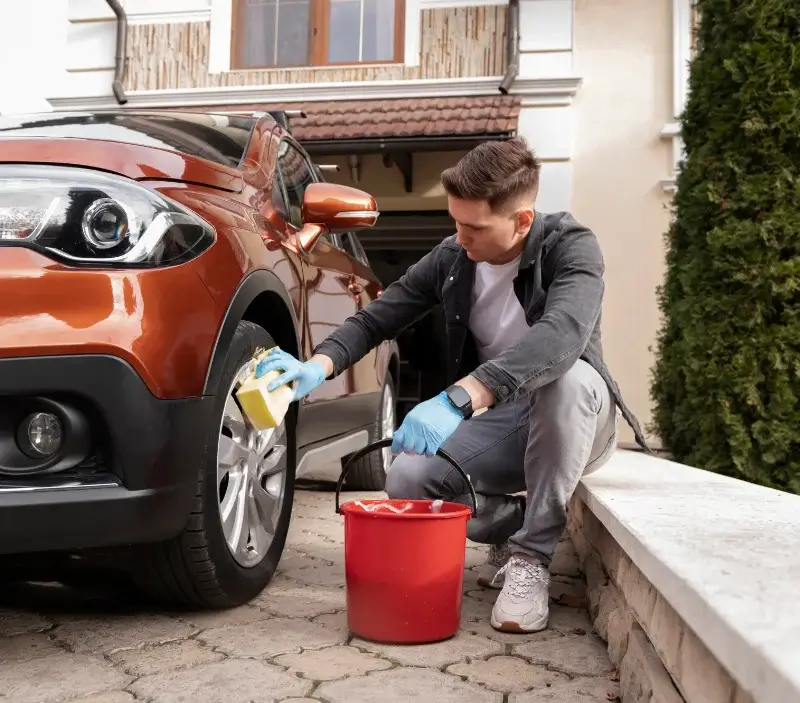 Lavage auto à domicile Lancieux : professionnel intervenant sur un véhicule